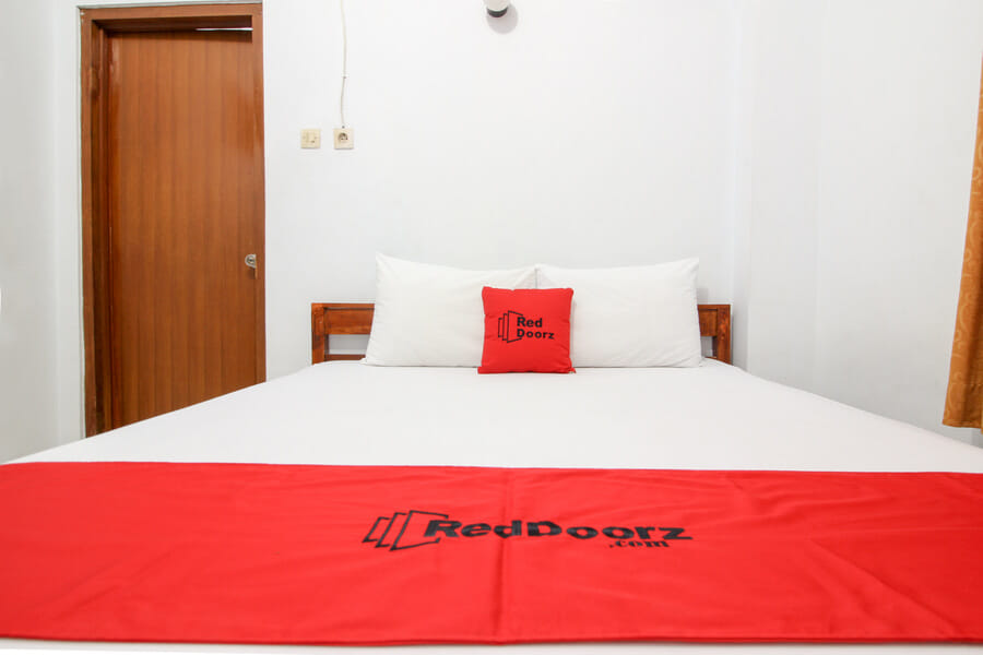 RedDoorz Plus near Alun Alun Selatan