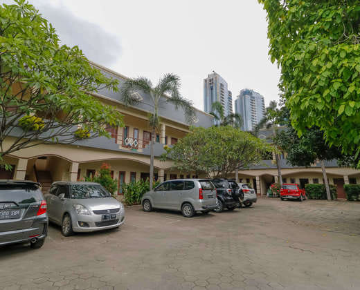 RedDoorz Plus @ Karet Pedurenan 3