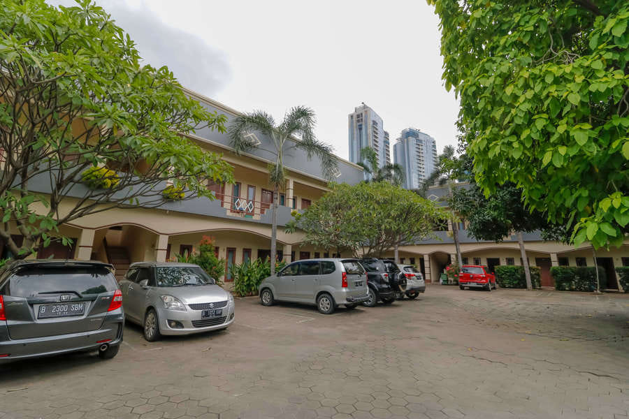 RedDoorz Plus @ Karet Pedurenan 3