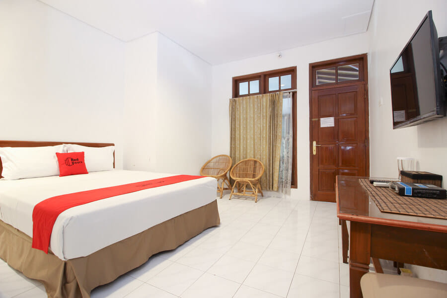 RedDoorz Plus near Alun Alun Selatan 2