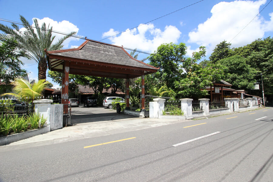 RedDoorz Plus near Alun Alun Selatan 2