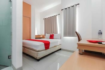 RedDoorz Plus Near Galaxy Bekasi