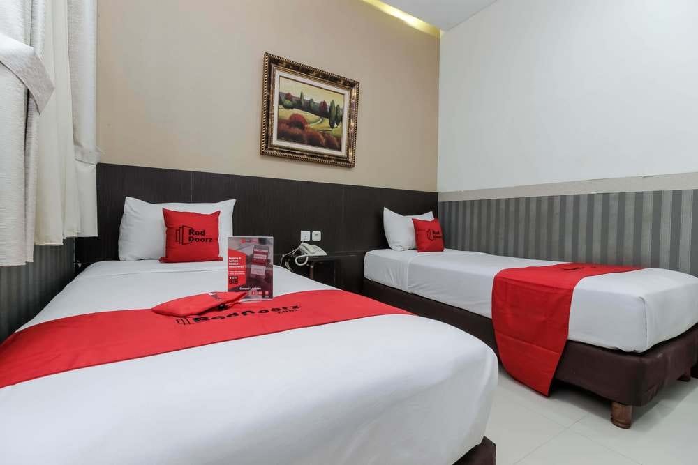 RedDoorz Twin Room
