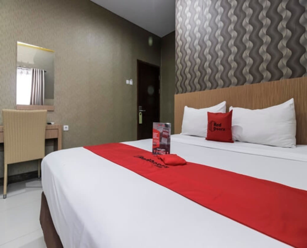 RedDoorz Deluxe Room