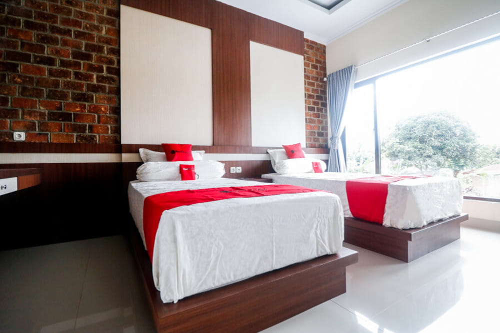 RedDoorz Twin Room