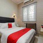 RedDoorz Plus near Lippo Cikarang Mall