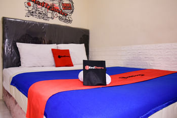 RedDoorz Plus near Ciputra World Kuningan 2