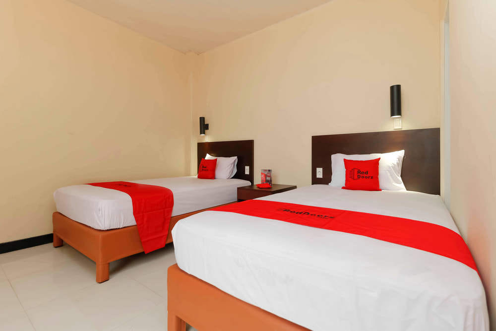 RedDoorz Twin Room