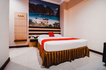 RedDoorz Plus near Makassar Town Square
