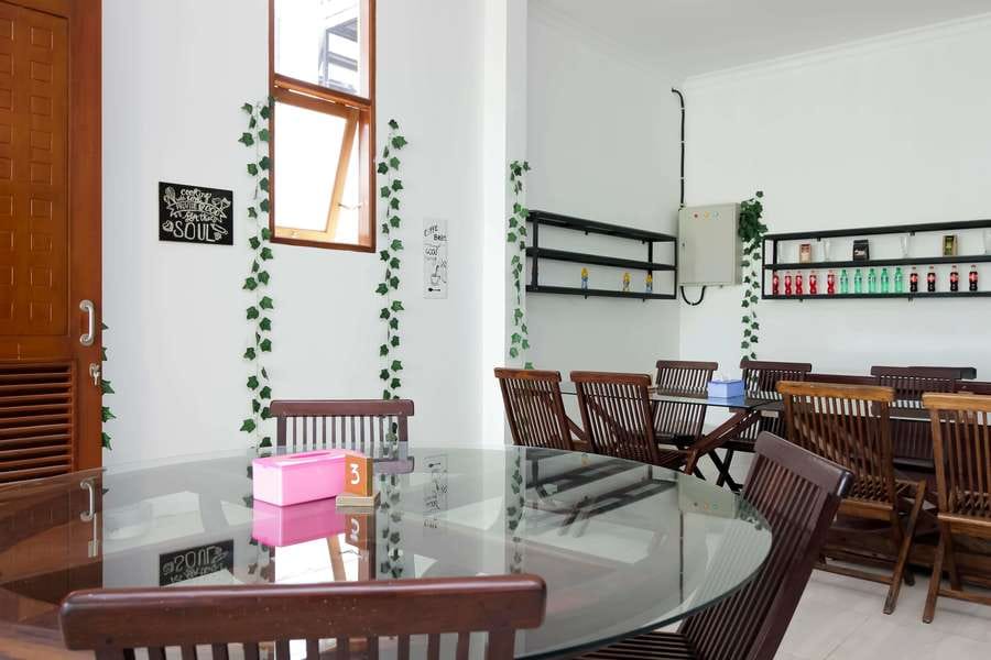 RedDoorz Premium near Stasiun Lenteng Agung