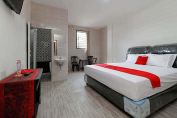 RedDoorz Plus near RS Royal Prima