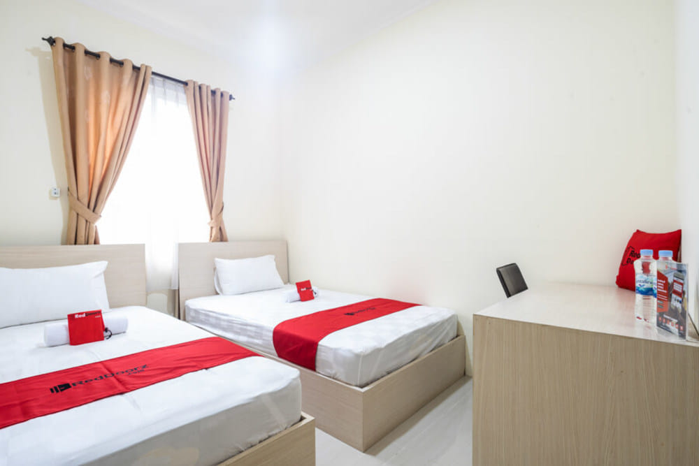 RedDoorz Twin Room