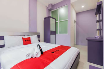 RedDoorz Plus Near Stasiun Bekasi