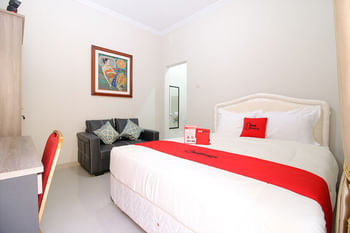 RedDoorz Plus near STIE YKPN