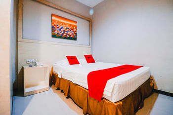 RedDoorz Plus near Sultan Hasanuddin Airport