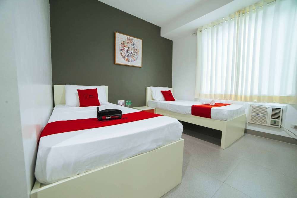 RedDoorz Twin Room