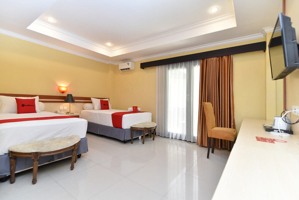 RedDoorz Deluxe Twin Room