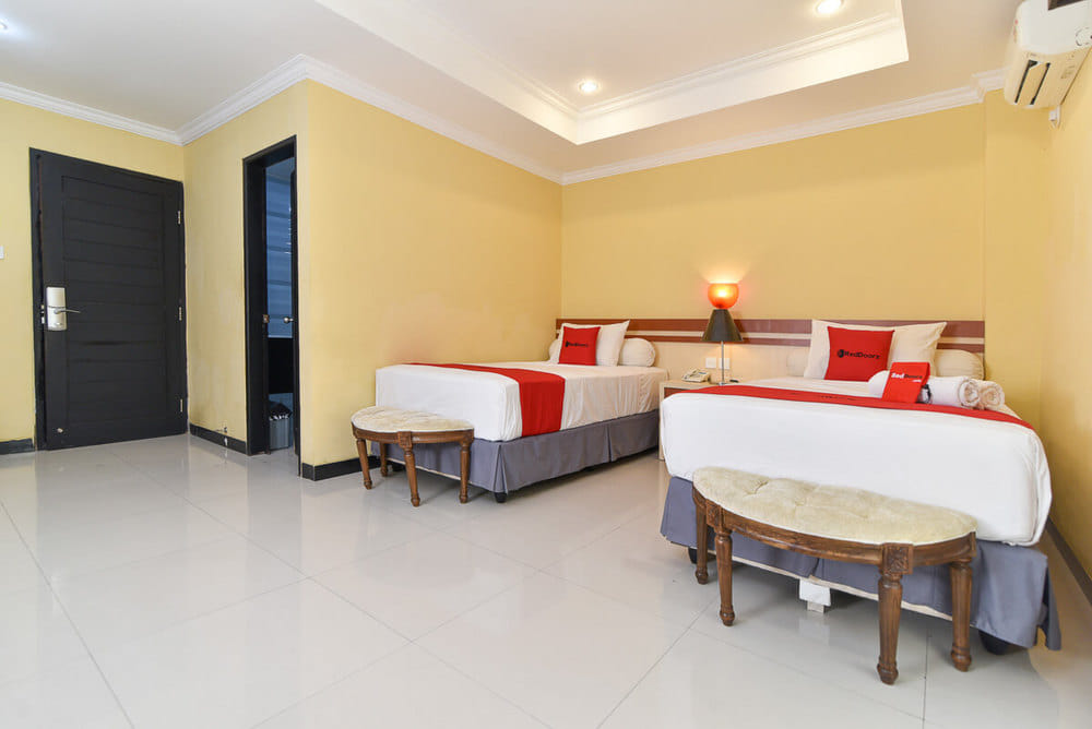 RedDoorz Twin Room