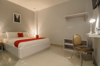 RedDoorz Plus near Soekarno Hatta Airport 2