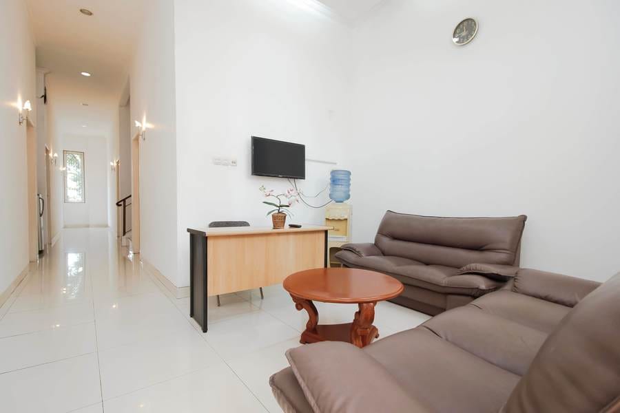 RedDoorz near UPH Karawaci 2