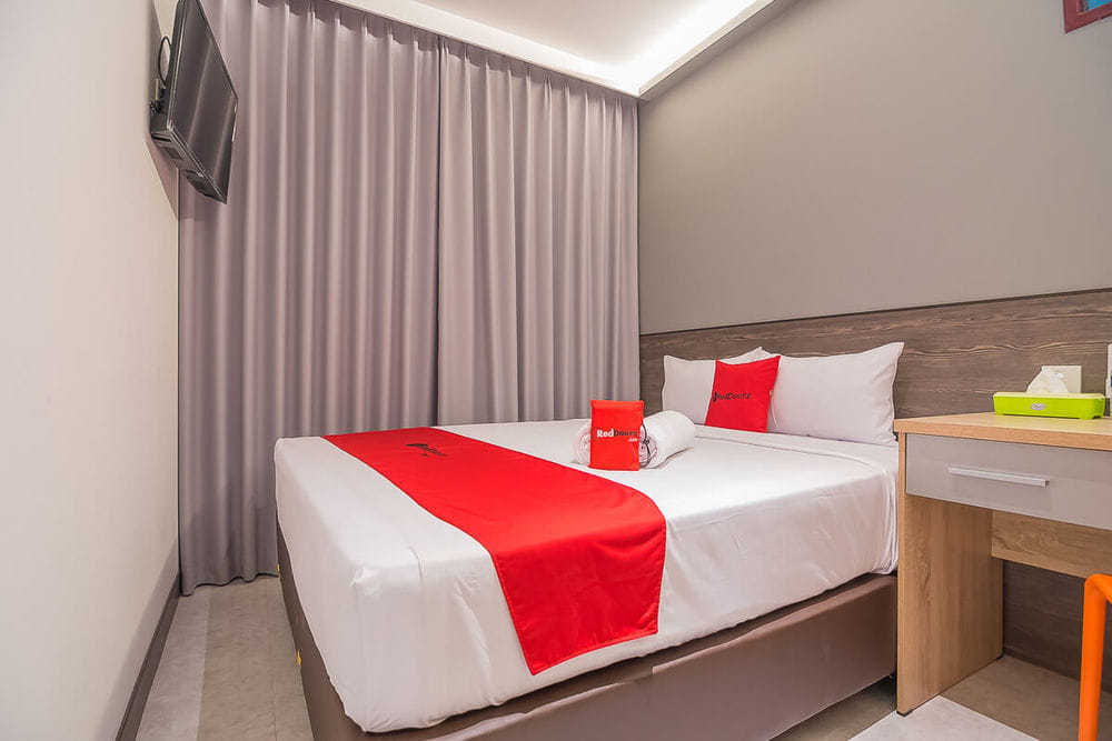 RedDoorz Deluxe Room