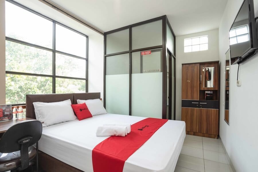 RedDoorz near Eka Hospital BSD City