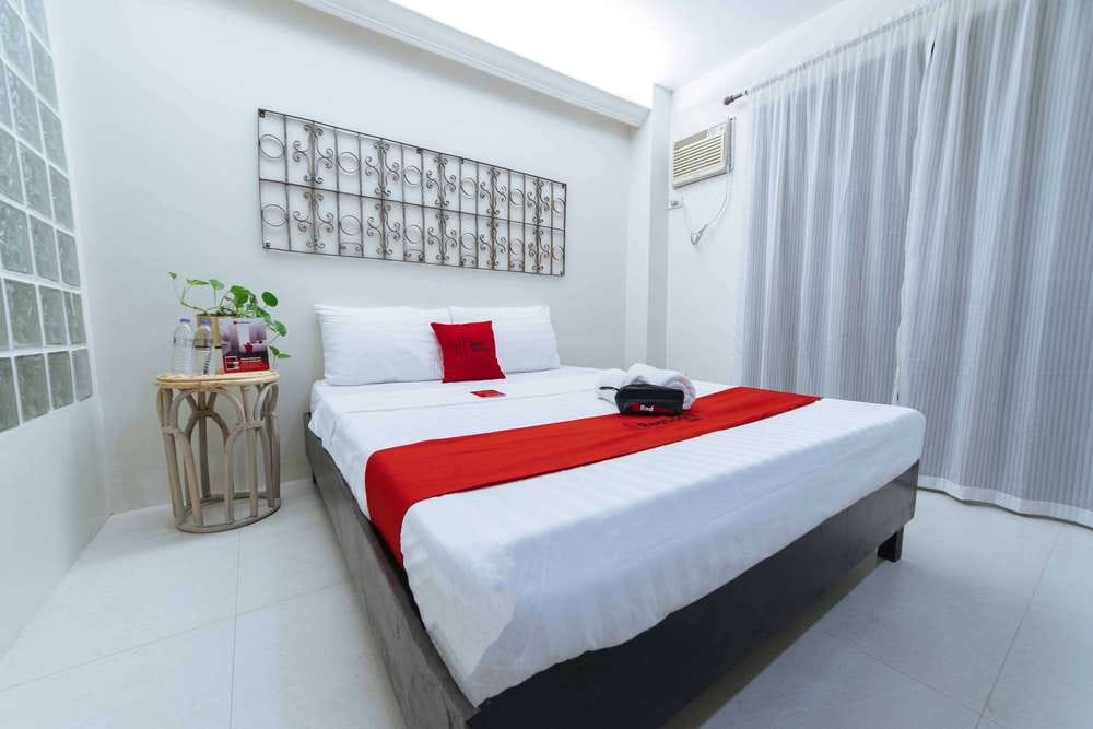 RedDoorz Deluxe Room