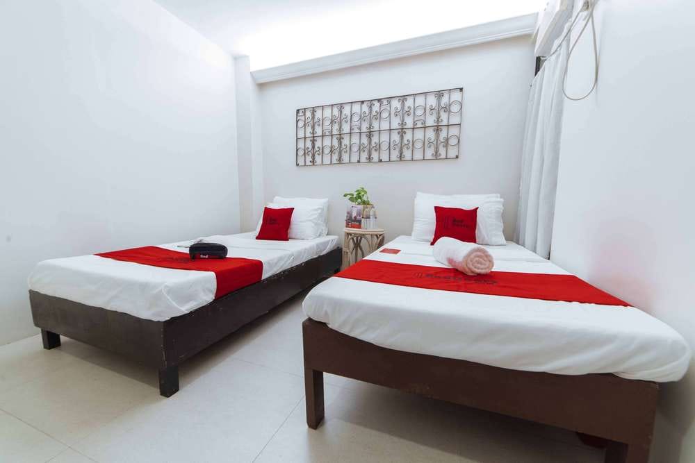 RedDoorz Twin Room