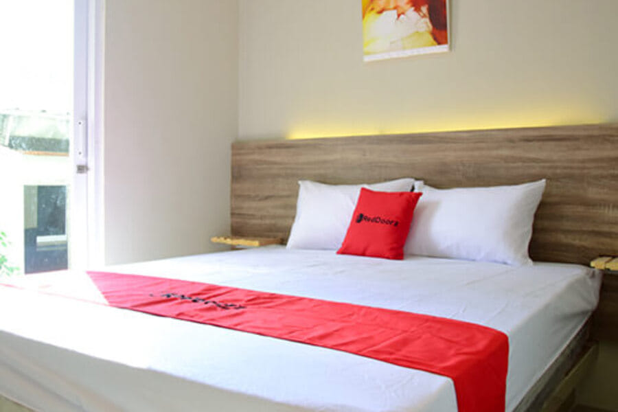 RedDoorz near Mangga Dua Square