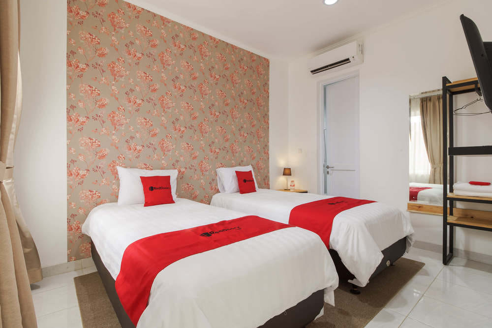 RedDoorz Twin Room