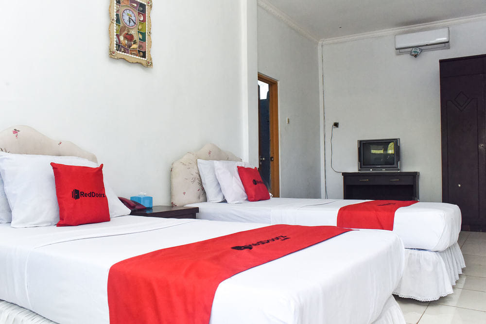 RedDoorz Twin Room