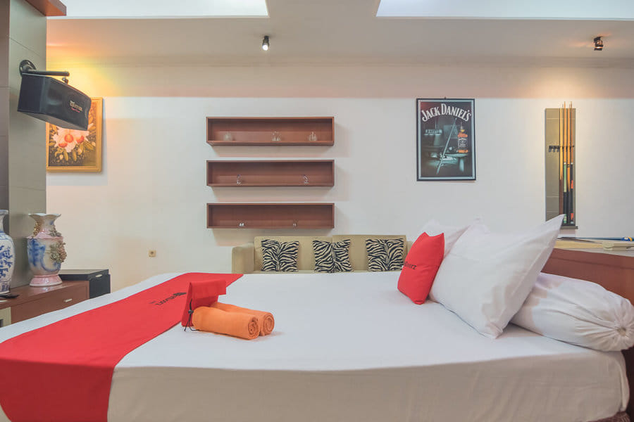 RedDoorz Syariah Near Margahayu Raya