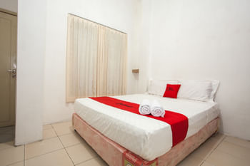 RedDoorz near Taman Bungkul