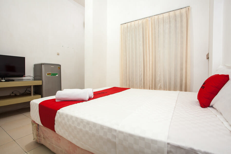 RedDoorz Syariah near Taman Bungkul