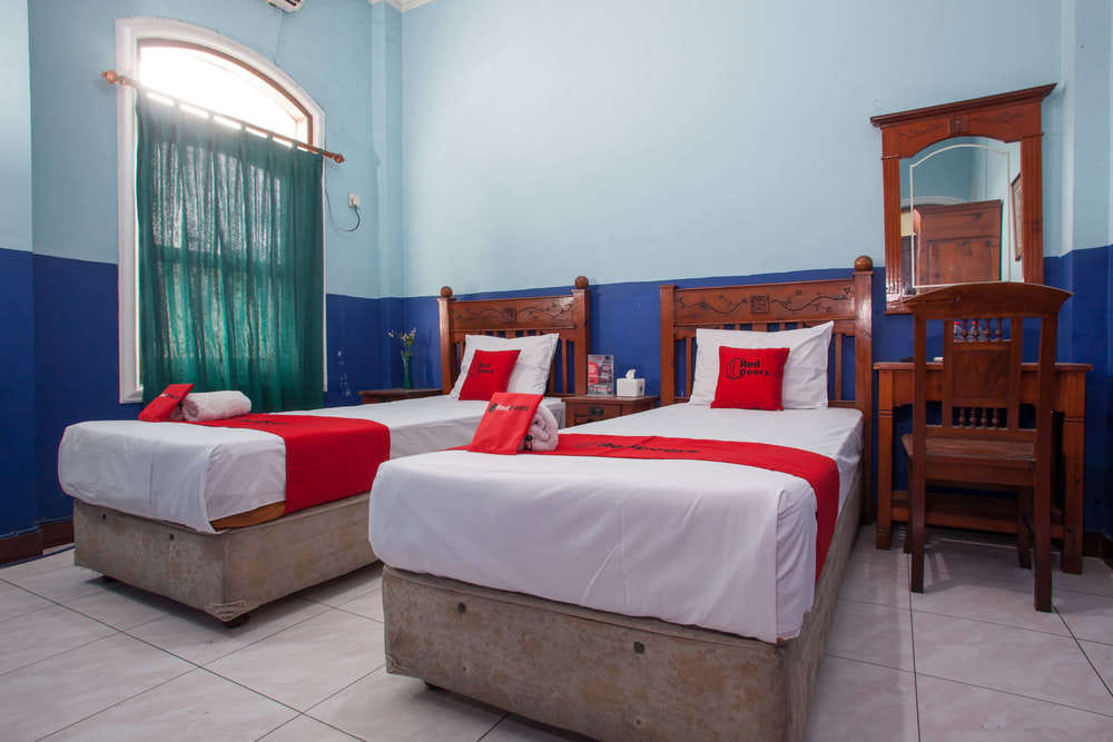 RedDoorz Twin Room