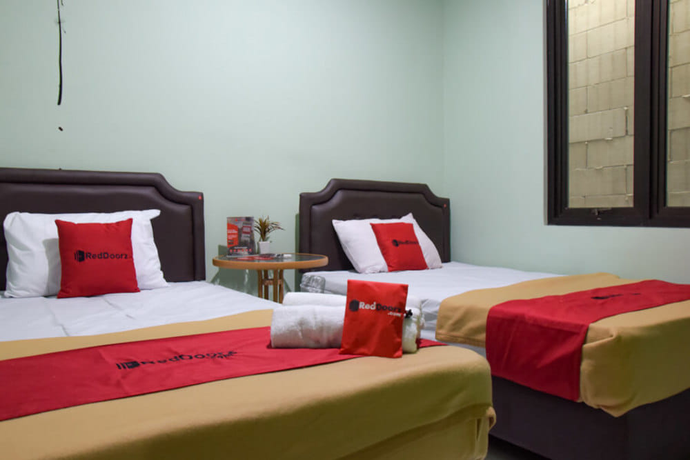 RedDoorz Twin Room