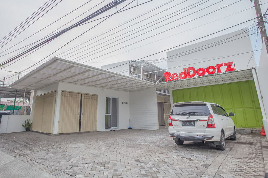 RedDoorz near Ciputra Golf Surabaya