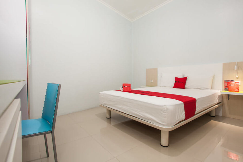 RedDoorz Superior Room