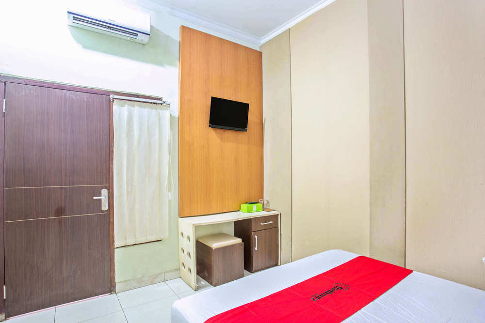 RedDoorz Twin Room