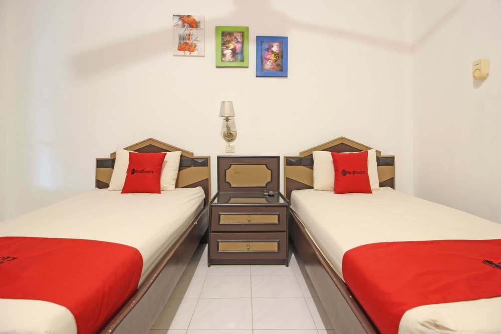 RedDoorz Twin Room