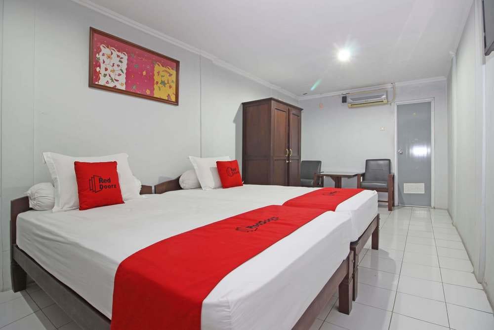 RedDoorz Superior Twin Room