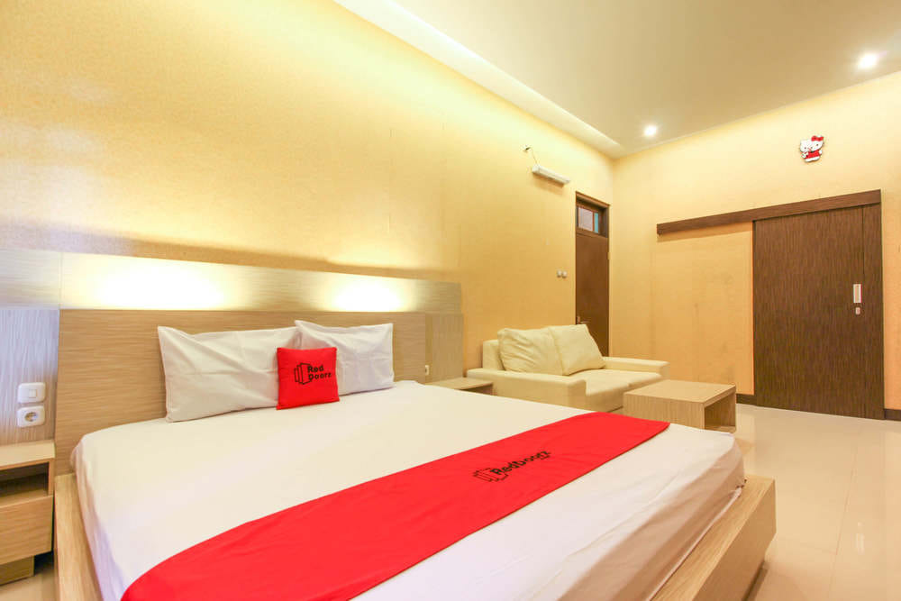 RedDoorz Deluxe Room