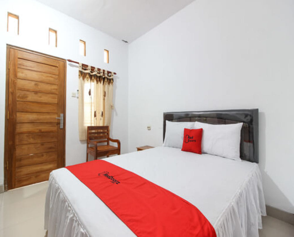 RedDoorz Deluxe Room