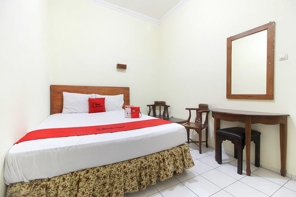 RedDoorz Deluxe Room