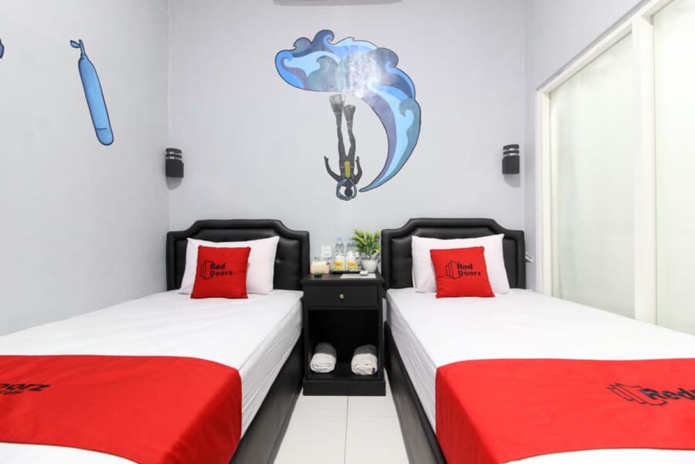 RedDoorz Twin Room