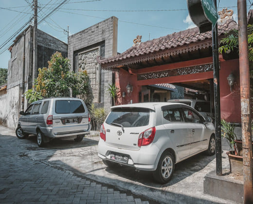 RedDoorz near Galeria Mall 2