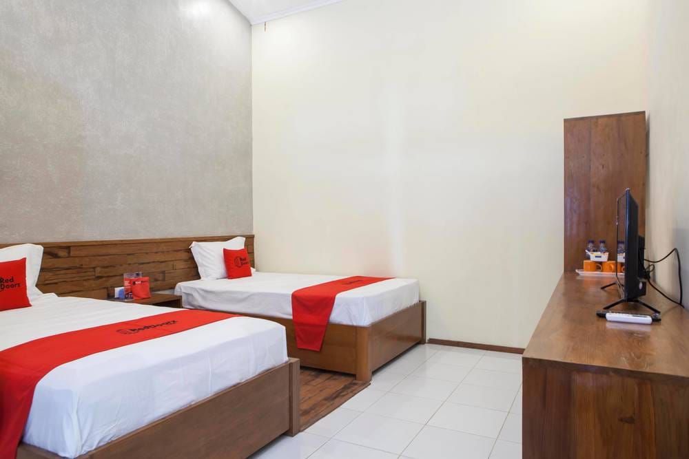 RedDoorz Twin Room