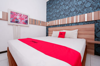 RedDoorz near Plaza Simpang Lima