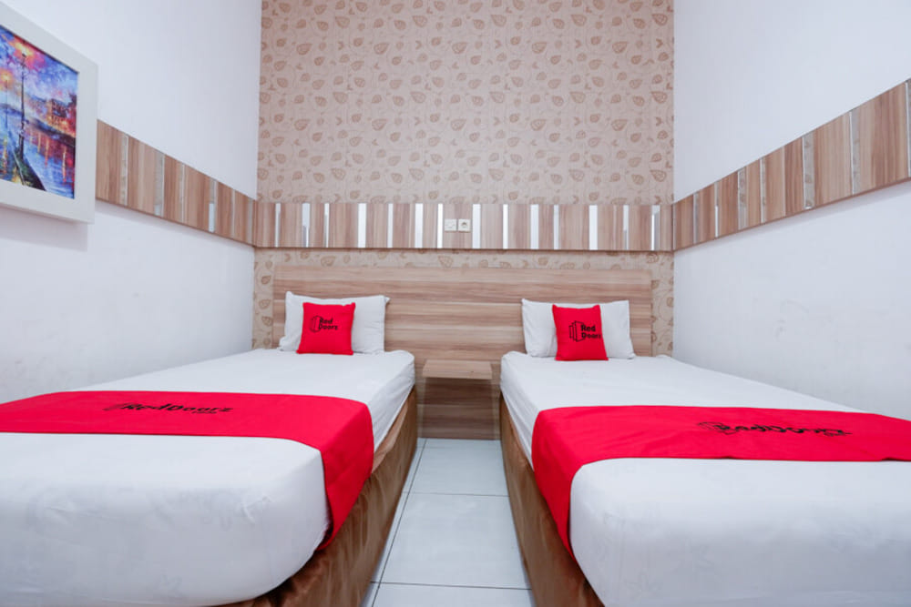 RedDoorz Twin Room