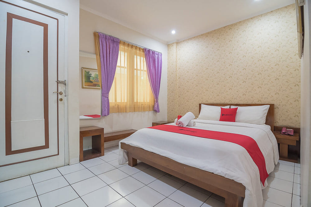 RedDoorz Superior Room